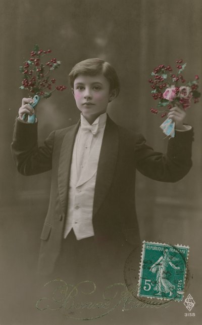 Cartão-postal de um menino de gravata branca e coroa, segurando flores e frutos, enviada em 1913 (foto colorida à mão) de French Photographer