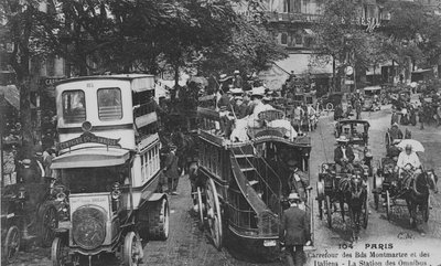 Postal mostrando uma estação omnibus no cruzamento da Boulevard Montmartre e Boulevard des Italiens, Paris, 1905-10 de French Photographer