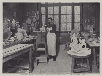 Preparação de moldes numa oficina na fábrica de porcelana de Sevres, França (foto a p/b) de French Photographer
