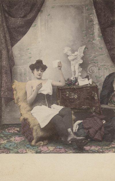 Menina muito seminua, lendo carta de French Photographer