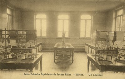 Banheiro da escola primária, Hirson (foto a p/b) de French Photographer