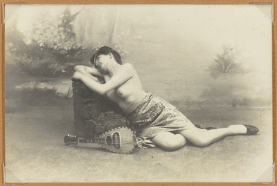 Mulher reclinada com bandolim, c.1895 (impressão em gelatina prateada) de French Photographer