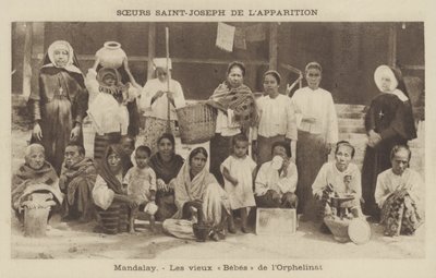 Moradores de um orfanato dirigido pelas Irmãs de São José, Mandalay, Burma (foto a p/b) de French Photographer