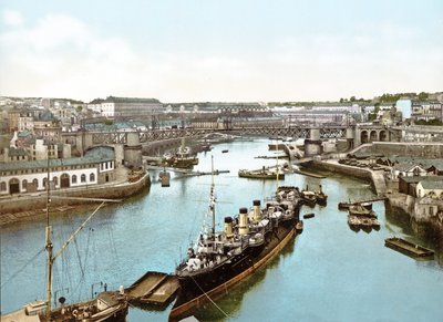 Navios atracados no rio Penfeld, Brest, 1890-1900 de French Photographer