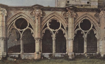 Soissons, Ruínas do Claustro de Saint-Jean-des-Vignes (fachada N) de French Photographer