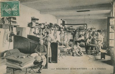 Soldados do 121º Regimento de Infantaria francês em seus quartéis. Postal enviado em 1913. de French Photographer