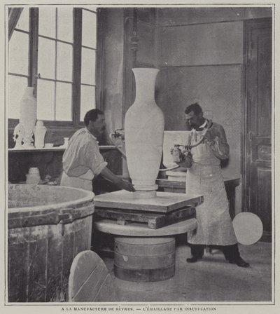 Pulverização de um vaso na fábrica de porcelana de Sevres, França (foto a p/b) de French Photographer
