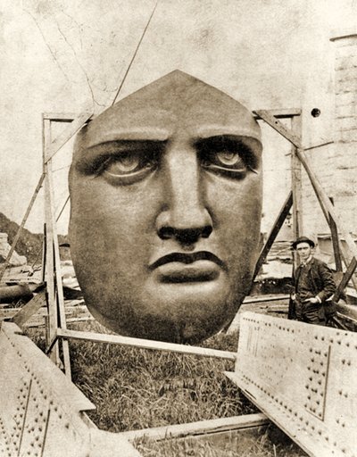 A construção da Estátua da Liberdade, detalhe do rosto, c.1876 de French Photographer