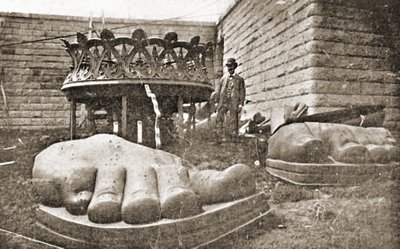 A construção da Estátua da Liberdade, detalhe dos pés, c.1876 de French Photographer