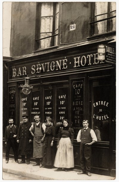 A fachada do débito de vinho e hotel, gerido por M.Vaissade, na rue de Sevigne, 22, Paris. Cartão postal do início do século XX. de French Photographer
