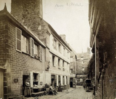 O hotel e o Poulard Inn na entrada de Mont-Saint-Michel, no final do século XIX de French Photographer