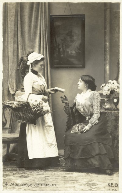 A senhora da casa dando instruções à sua empregada (foto a p/b) de French Photographer