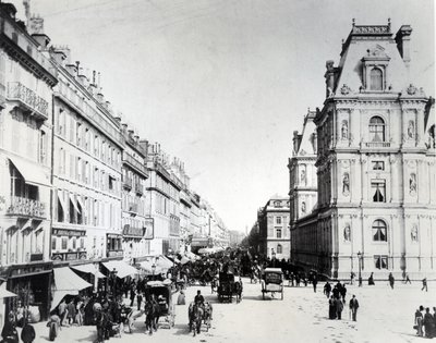 A rue de Rivoli e o novo Hotel de Ville, c.1882 de French Photographer