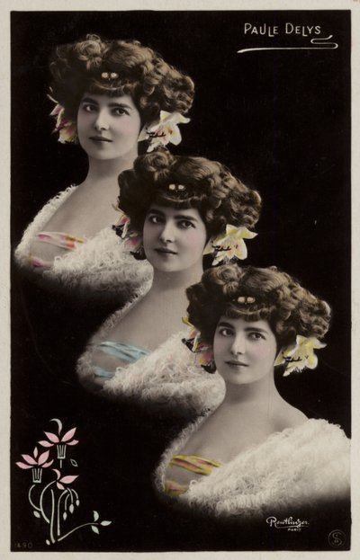 Três cabeças femininas idênticas de French Photographer