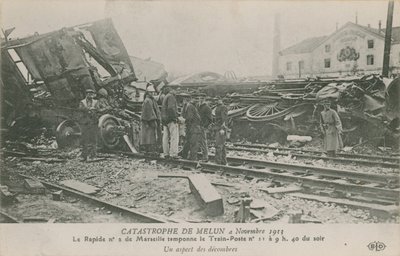 Acidente de trem em Melun, na França, 4 de novembro de 1913. Vista dos escombros. Postal enviado em 1913. de French Photographer
