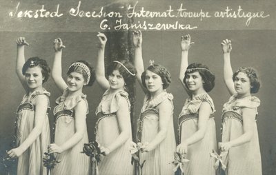Troope, de, jovem, femininas, dançarinos, sorrindo de French Photographer
