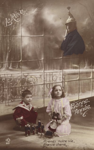 Duas crianças brincam com seus brinquedos e pensam em seu pai soldado (foto colorida) de French Photographer