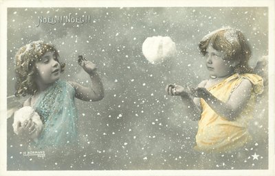 Dois, menina, anjos, jogar, snowballs, em, um ao outro de French Photographer