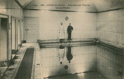 Dois homens que estão nos banhos térmicos em les Bains de Neris em France. Postal enviado em 1913. de French Photographer