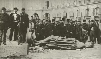 Coluna Vendome, após ter sido puxada para baixo em 16 de Maio de 1871 (foto a p/b) de French Photographer