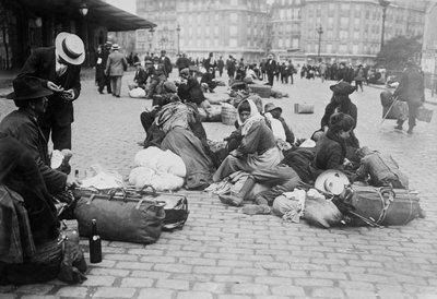 Refugiados da guerra, Gare de Lyon, Paris, 1914 de French Photographer