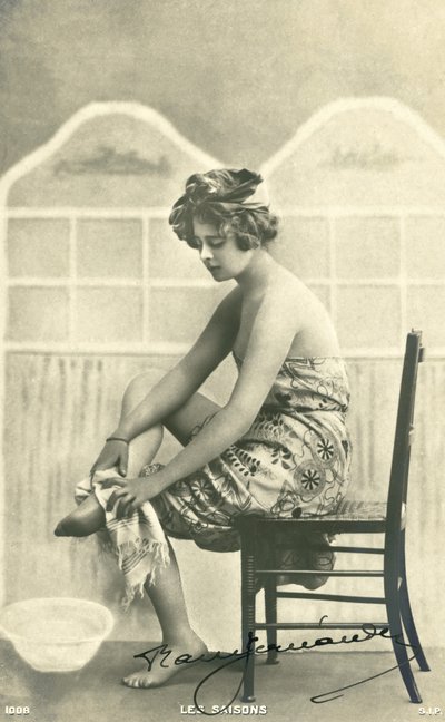 Mulher com uma toalha de banho (foto a p/b) de French Photographer