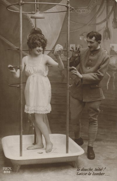 Mulher no chuveiro com um soldado (foto a p/b) de French Photographer