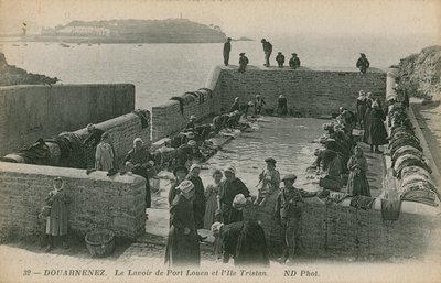 Mulheres lavando roupa no porto de louen. Postal enviado em 1913. de French Photographer