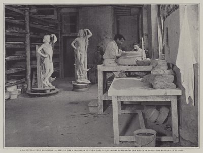 Oficina de confecção de recipientes para peças de porcelana a serem alojadas durante a queima na fábrica de porcelana Sevres, França (foto a p/b) de French Photographer