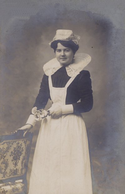 Menina jovem, empregada, , Segurando, um, pequeno, grupo, de, flores de French Photographer