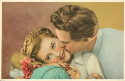 Jovem a beijar uma rapariga bonita na bochecha (foto) de French Photographer