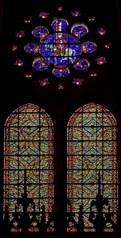 Um cavaleiro De Montfort na roseta acima de duas janelas grisaille (w108) de French School