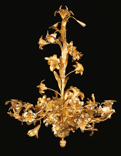 Um lustre francês de oito luzes de bronze e latão, segunda metade do século 19 de French School
