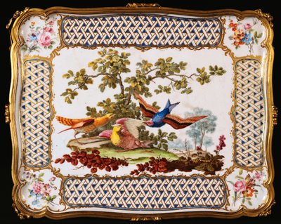 Uma bandeja Louis XV Sevres decorada com três pássaros exóticos em uma paisagem, formando o topo de uma mesa um café, 1761 de French School