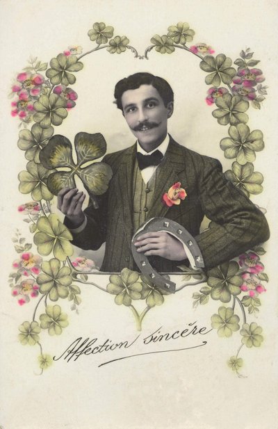 Um homem com um trefle de quatro folhas e uma ferradura. de French School