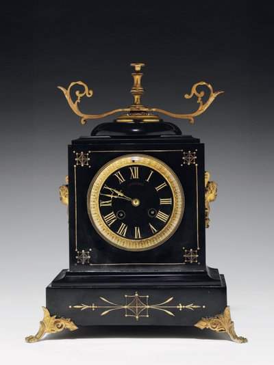 Relógio de manto em pedra preta de composição, com decoração incisa, com pés, remates e ferragens em latão dourado, de Jausions de Pau, França, c.1876-78 de French School