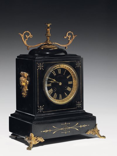 Relógio de manto em pedra de composição preta, com decoração incisa, com pés, remates e guarnições em latão dourado, de Jausions de Pau, França, c.1876-78 (pedra de composição preta, com decoração incisa de French School