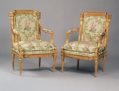 Um par de poltronas de um conjunto de móveis Luís XVI, estampados por Delaisement, c.1780 (estofado e giltwood esculpidos) (ver também 222393) de French School