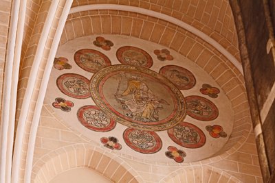 Uma visão de uma roseta pintada na baía mais ocidental, lado sul de French School