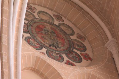 Uma visão de uma roseta pintada na baía mais ocidental, lado sul de French School