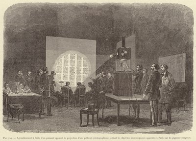Ampliação com a ajuda de um potente aparelho de projecção de uma película fotográfica com os espécimes microscópicos trazidos a Paris pelos pombos-correio (gravura) de French School