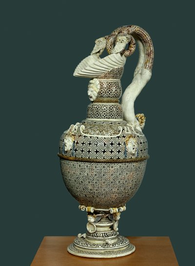 Aiguiere em fina faiança realizada em Saint Porchaire. 1550 em torno de Paris, Museu do Louvre. de French School