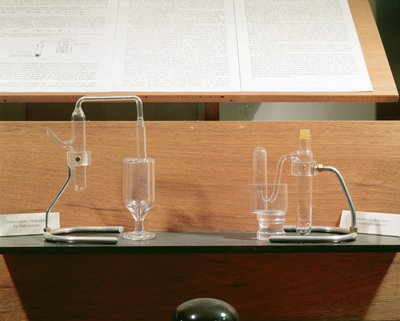 Aparelho usado por Jean Frederic (1900-58) e Irene Joliot-Curie (1897-1956) para descobrir a radioatividade artificial, c.1934 de French School