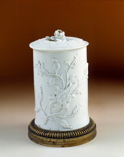 Art France: tacho de tabaco montado em bronze dourado. Porcelana macia de Saint Cloud de French School