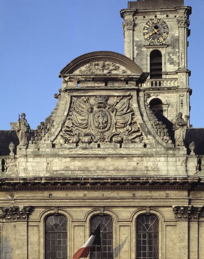 Arquitectura barroca: fachada do Hotel de Ville (1717 - 1721) de Heroguelle. Fronton retratando as armas da cidade "Bico e prego de águia" cercado por duas estátuas simbolizando a Justiça e a Força. Aire sur la liys (Aire-sur-la-Lys), Pas de Calais (Pas-d de French School