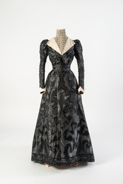 Vestido de seda de figura preta com quimiota de pescoço alto de renda creme, início da década de 1890 (seda e renda) de French School
