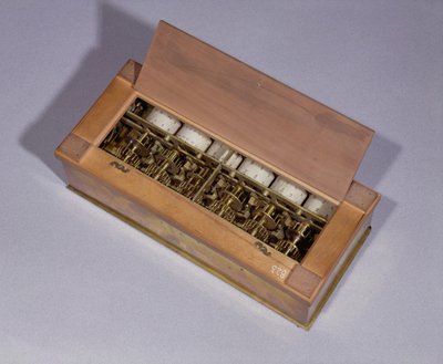 Calculadora inventada por Blaise Pascal (1623-62) em 1642 (madeira e metal) de French School