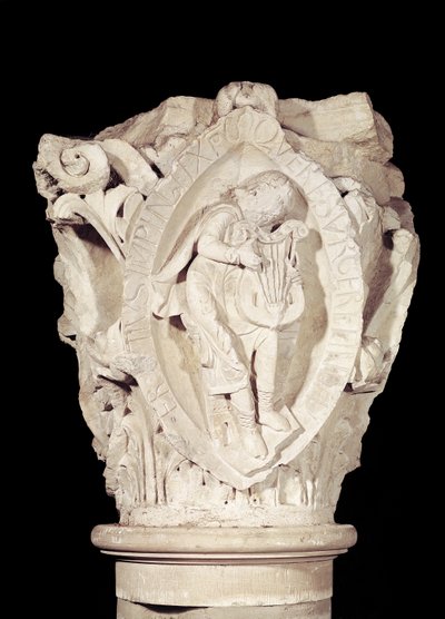 Capital representando a terceira chave de Plainsong com um tocador de alaúde, c.1095 de French School