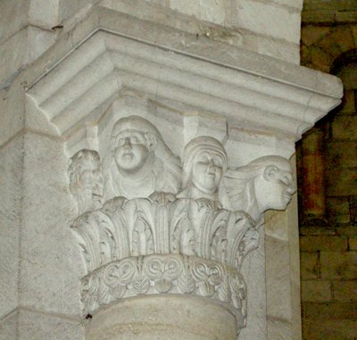 Capital representando três mulheres de French School