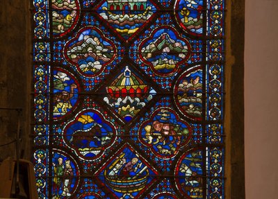 Catedral de Chartres, vitral: vida de noé, detalhe o arco de noé sobre as ondas de French School